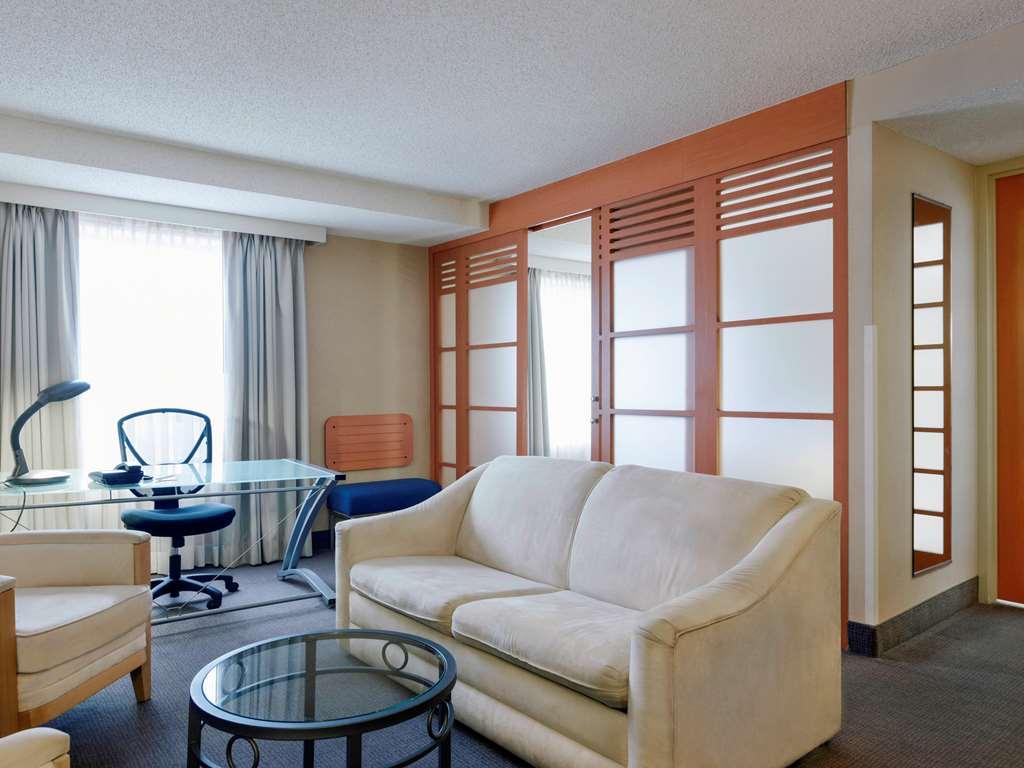 Doubletree By Hilton Ottawa Downtown Hotel Стая снимка