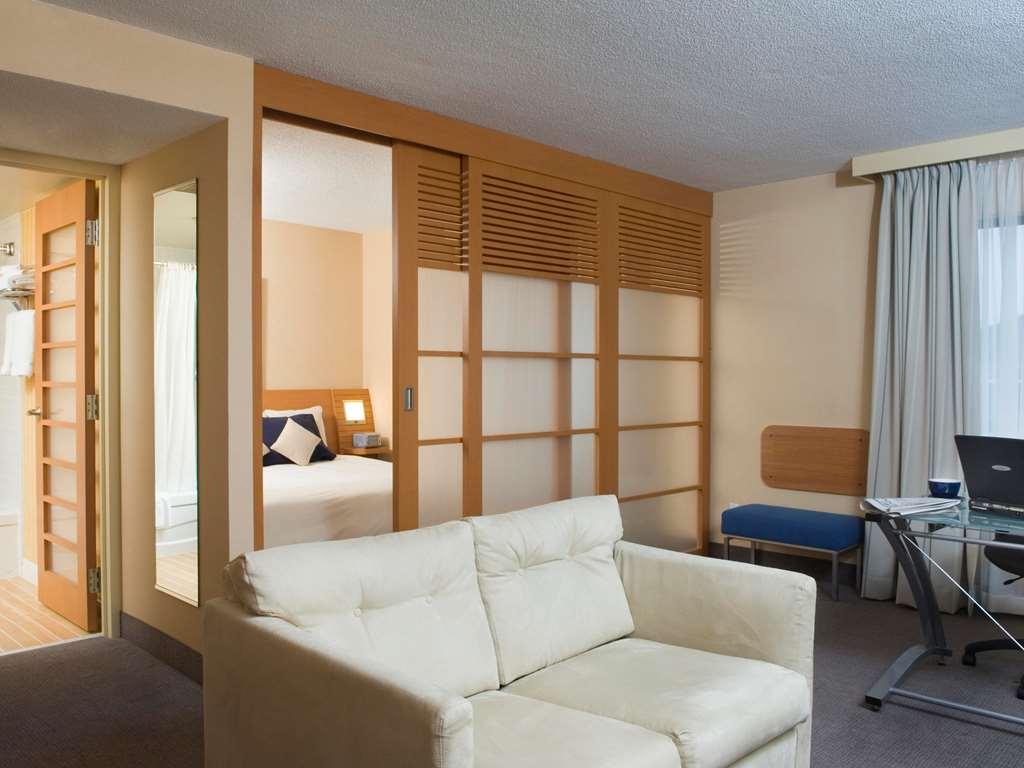 Doubletree By Hilton Ottawa Downtown Hotel Стая снимка