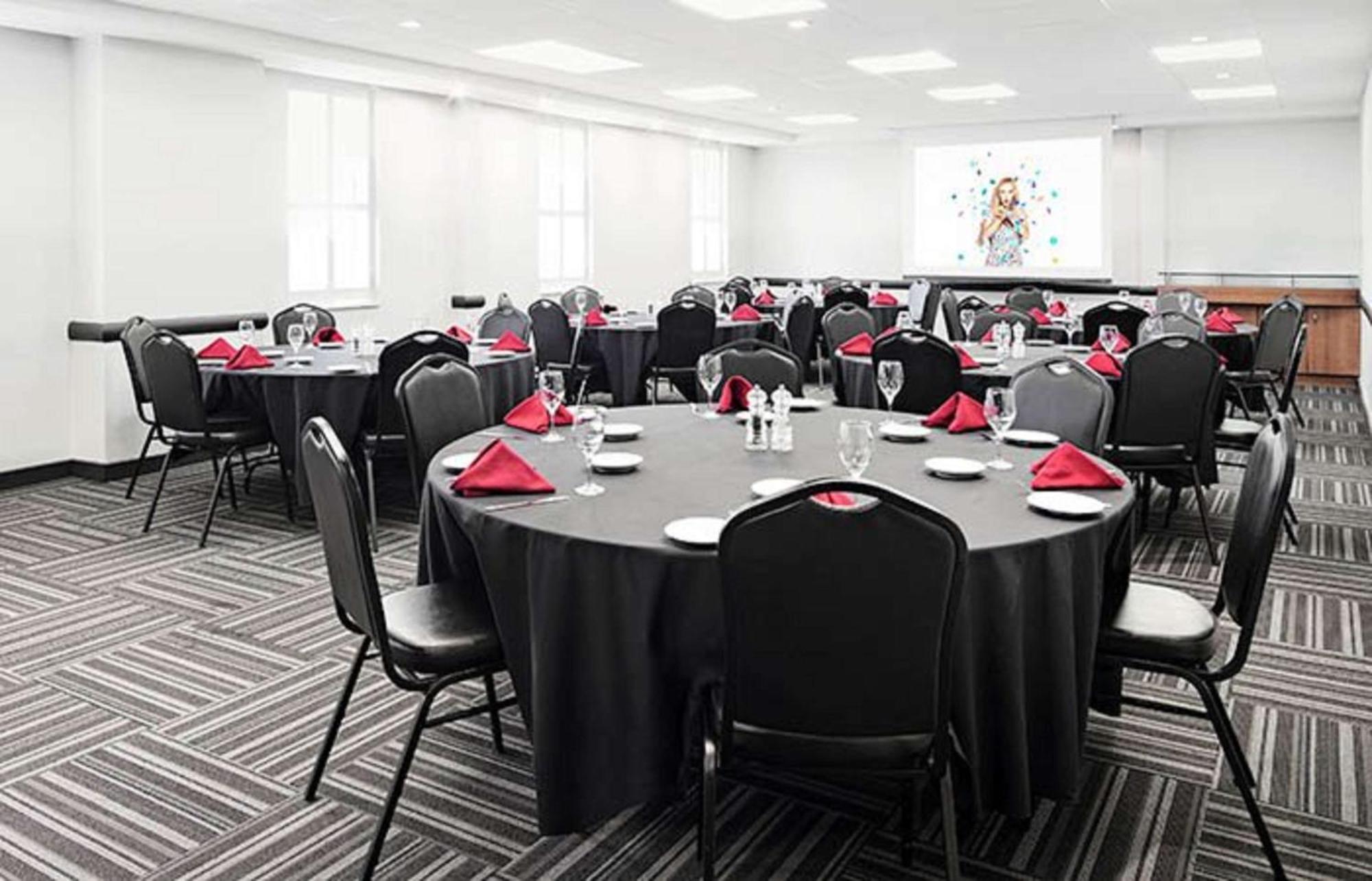 Doubletree By Hilton Ottawa Downtown Hotel Екстериор снимка