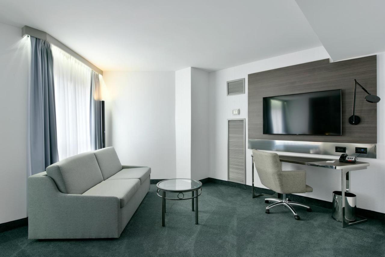 Doubletree By Hilton Ottawa Downtown Hotel Екстериор снимка