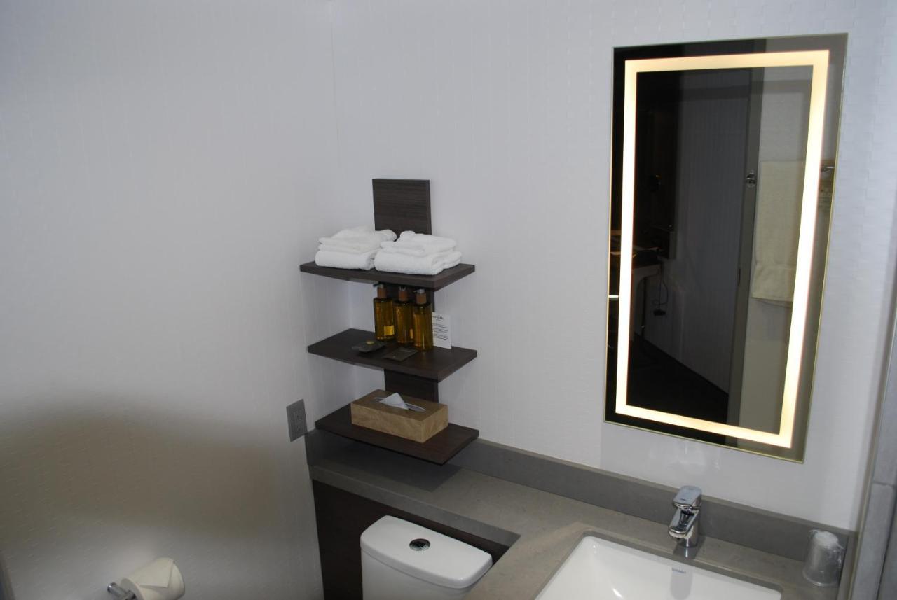 Doubletree By Hilton Ottawa Downtown Hotel Екстериор снимка